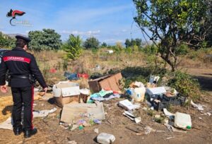 Fiumefreddo di Sicilia – Mascali (CT). Scarica rifiuti in terreni e li incendia